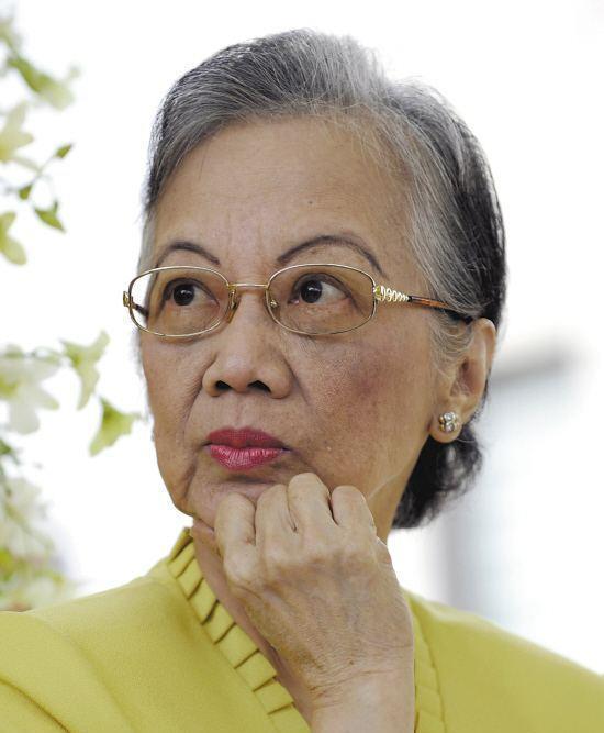 学成归来后,她便和政治家贝尼格诺结了婚,也冠了丈夫的姓——阿基诺.