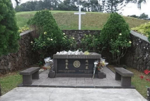 张学良晚年去给于凤至扫墓看到她墓碑上的四个字老泪纵横