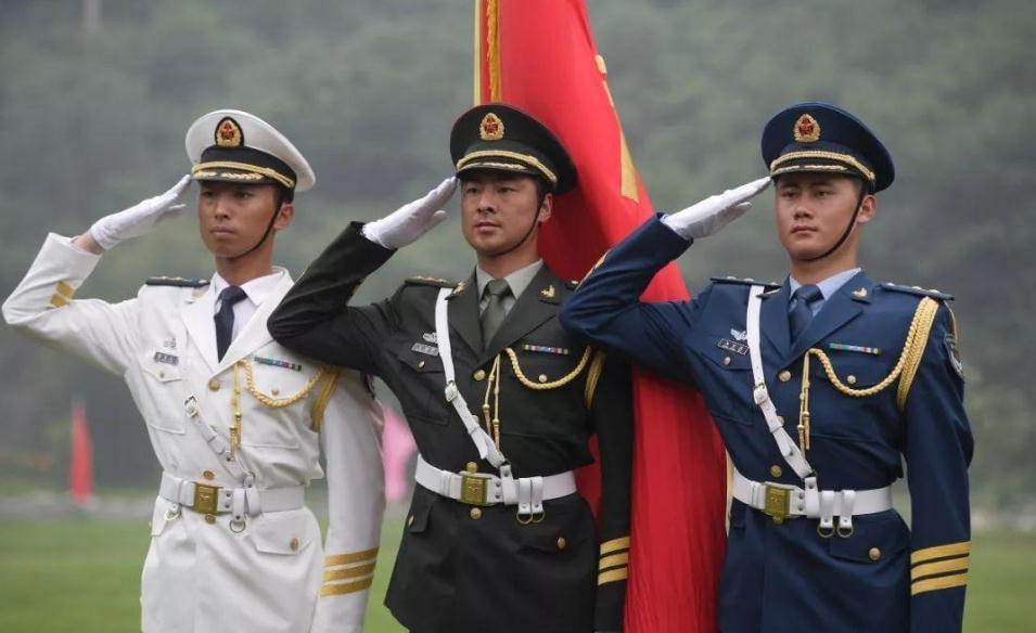 消防官兵,武警支隊,公安幹警等等這些軍人都在為人民服務的第一線奮鬥