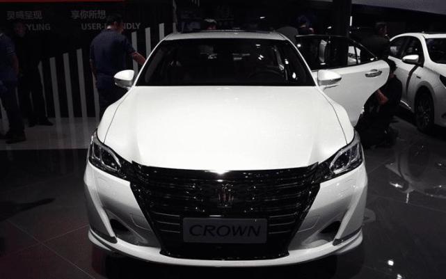 2021款丰田皇冠终于来了颜值比奔驰e级还运动22万还看啥雅阁