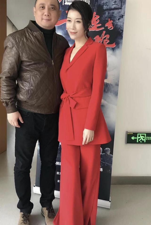 曾和姚芊羽双美搭档今现身演员请就位西装套装成熟霸气