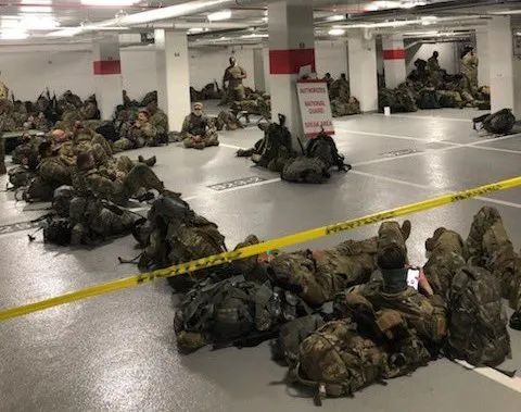 国民警卫队不得入睡国会大厦睡地下停车场几千人共用一个厕所抱怨如潮