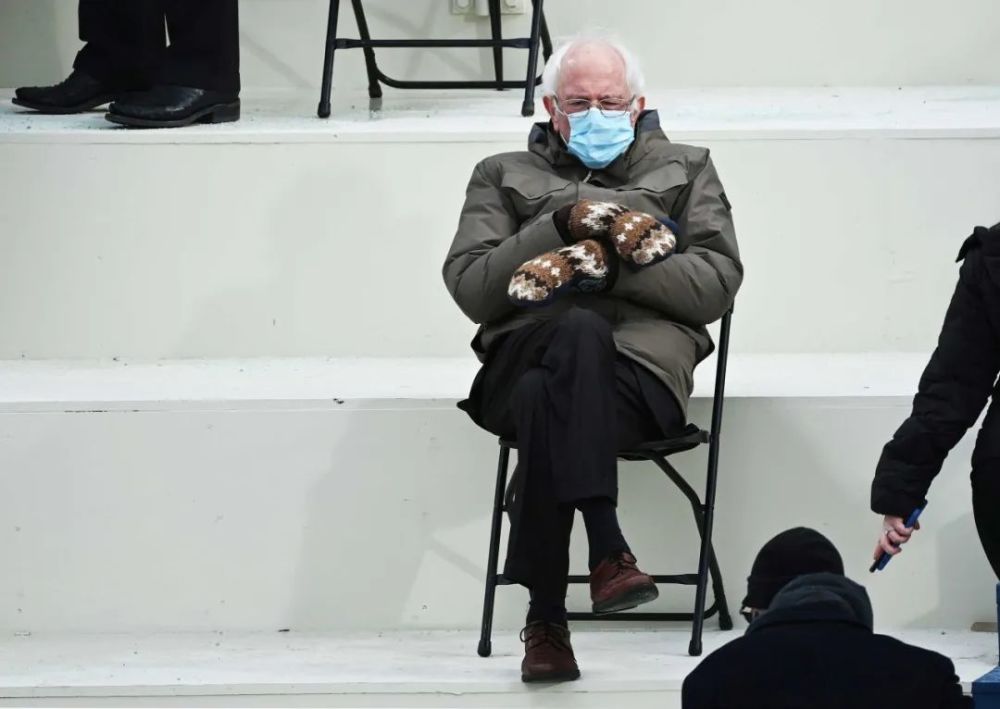 拜登就职典礼上的这位大爷的坐姿火了 甚至火到了邮轮圈 腾讯新闻