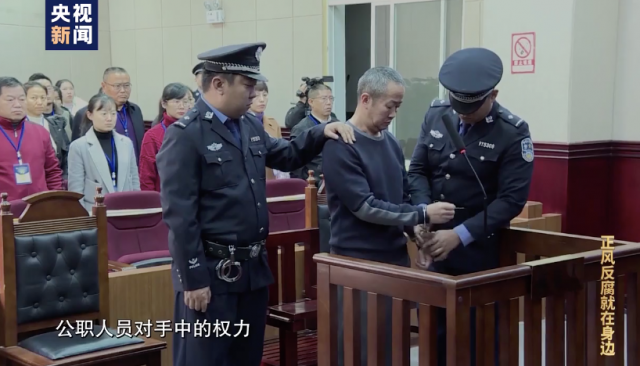 孙小果母亲孙鹤予接受采访时说:"很矛盾,也很恨他,你说不疼他吧也不