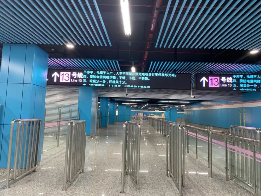 到14号线的通道目前关闭到达铜川路站重新上车换乘通道只走了2分多钟