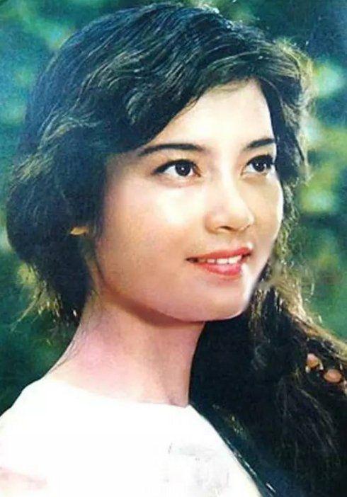 新婚一年出轨导演,混血私生女潘虹的爱情._腾讯新闻