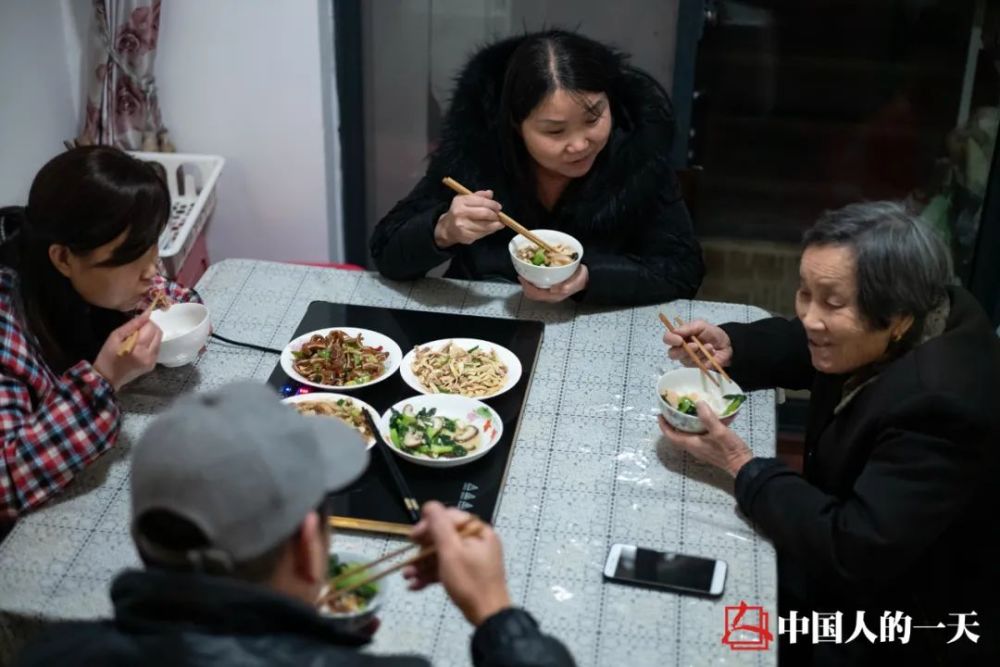 武汉双胞胎姐妹这一年:一家六口确诊,父亲去世,姐夫消失半年