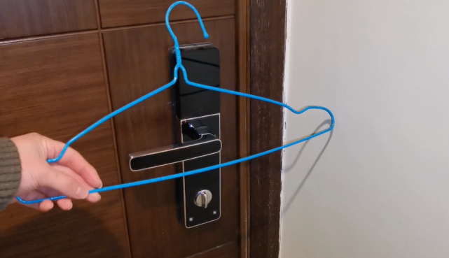 回家后,在门上挂一个衣架,作用是真的厉害,在家抓紧试一试