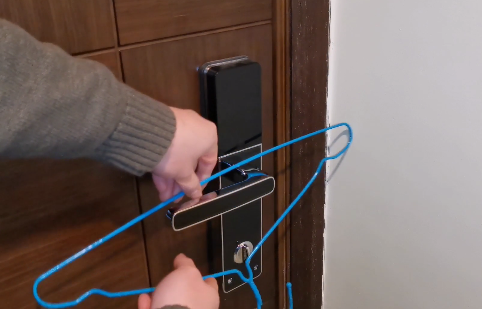 首先我们把门反锁起来,然后把衣架倒过来.倒过来后我们把衣架卡进去.