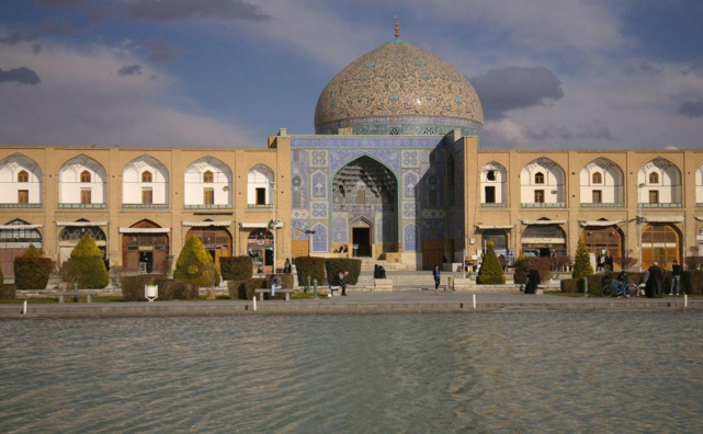 美国当年毅然对伊拉克发动战争,为何却不敢轻易对伊朗动武?