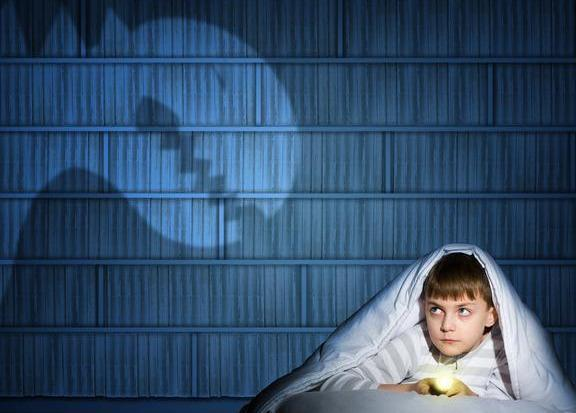 妈妈鼓励怕黑男孩,结果一秒被吓回.网友:仿佛看到了自己小时候