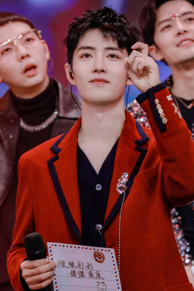 肖战北京春晚现场曝光白衬衫配西装少年感十足节目单出乎意料