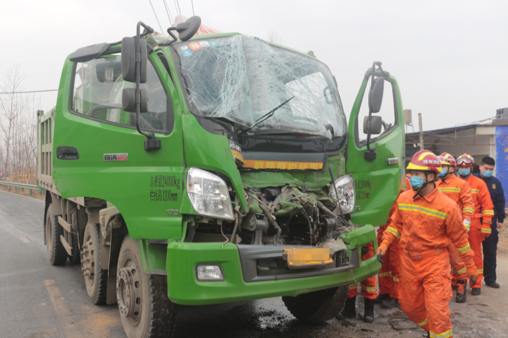 危急潢川邻县一乡道两辆渣土车相撞现场