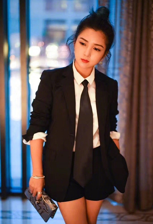 何洁的状态仍然少女,不仅唱功了得,人设也很刚,西装造型更飒