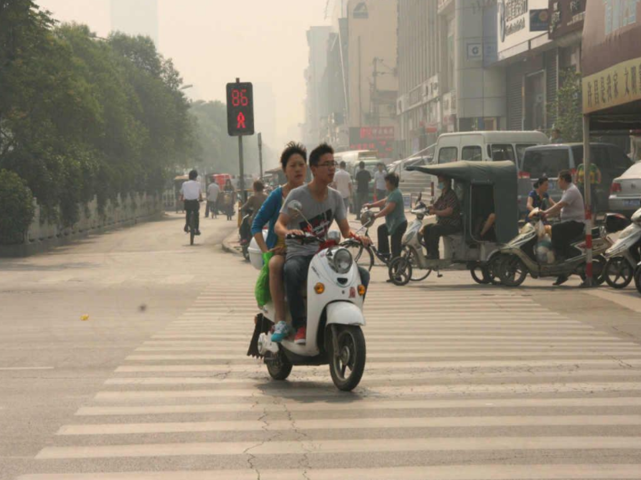 許多騎電動車的車主們不遵守交通規則,有的時候趕時間,直接闖紅燈就