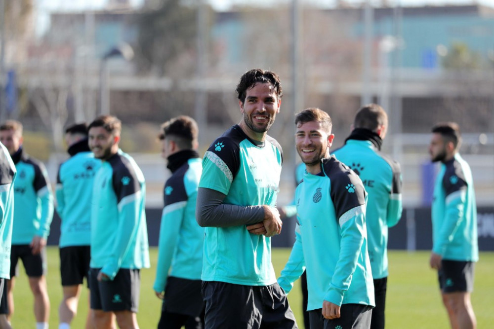 西班牙人训练备战中国足前锋武磊表情轻松明晨pk赫罗纳全力冲击西甲