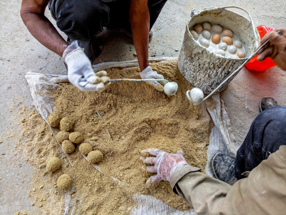 最早最传统的松花蛋制作是用鸭蛋为原料,用草木灰,石灰,烧碱,黄丹粉