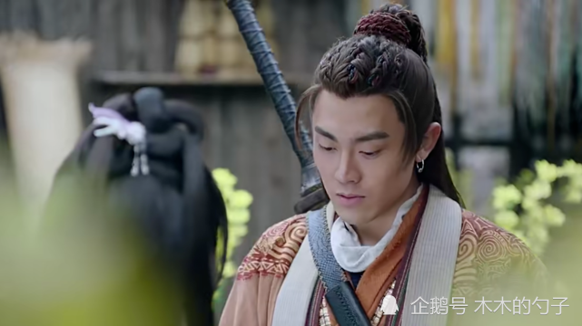 虽然李妍当晚害羞地跑着离开了,但第二天在杨黑炭的真诚和美食诱惑下