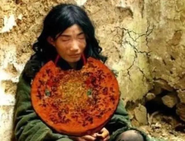 被父母宠坏的懒王杨锁,不舍得让他走路,吃饭靠喂,如今怎样了?