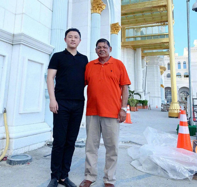 纪晓波结识贵人,穷小子变富豪,到美国开赌场,女星为他生4子