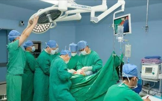 不仅如此,雷晓晨还给医院写信,表示自己想要进行这样一个变性手术;接