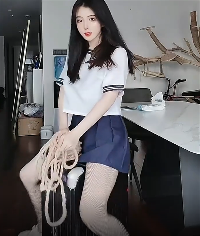 呆妹儿身穿旗袍套猴子看清她套住的人粉丝笑了你很快就被炒