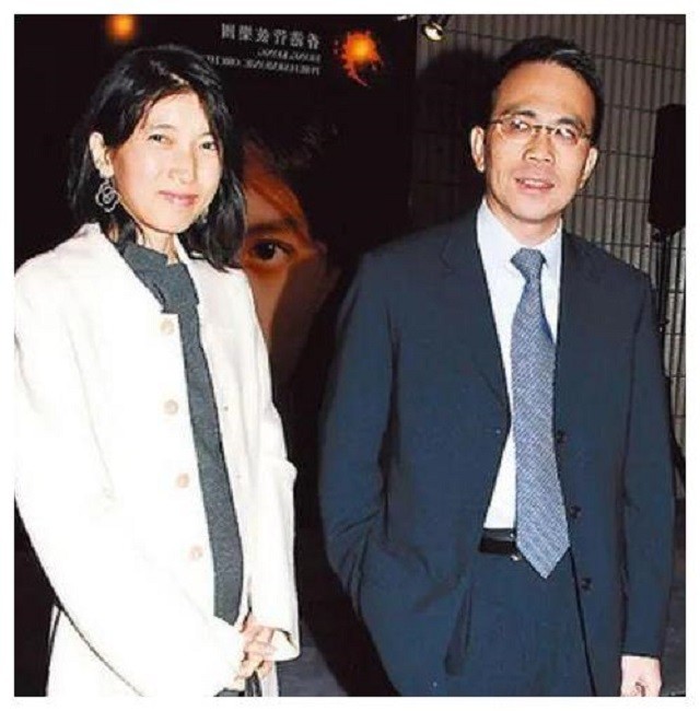 李嘉诚低调的大儿媳与丈夫如胶似漆为产子改名如今儿女双全