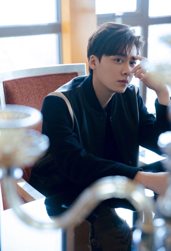 李易峰壁纸/我希望他永远发光,而我永远为他热泪盈眶!