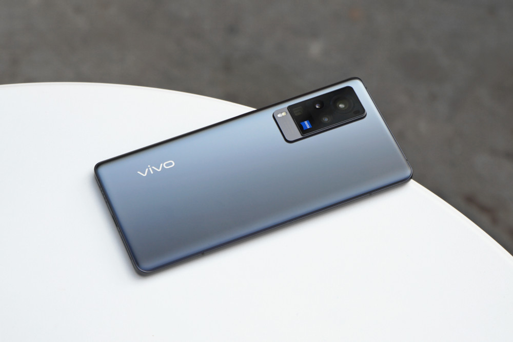 這次vivo x60 pro繼續秉持上代優秀設計,採用緞面ag磨砂工藝玻璃後蓋