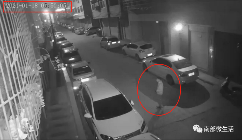 5:50出现在监控画面内观察车内有无可盗物品撬开车窗进入车内5:54男子