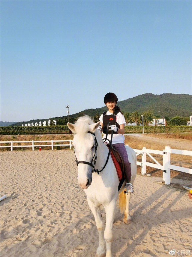 田亮晒女儿近照森碟笑容灿烂学骑马身姿挺拔气质佳