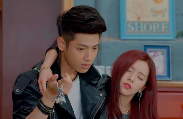 除此之外,孩子的小姨关珊珊也闯进了他们的生活,和他们一起开始了一段