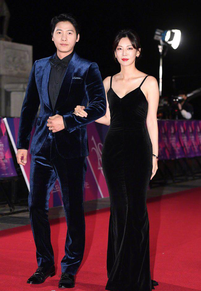 金素妍晒夫妻合照穿短裙秀女团腿互动甜腻丈夫将参演顶楼2