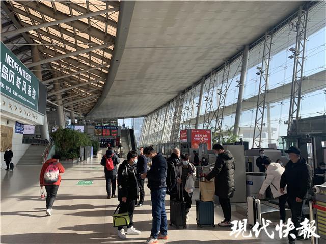 旅客到了南京南站,不用出站,即可通過便捷換乘通道,換乘下一趟車.