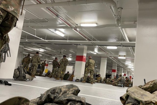 美国国民警卫队被迫在地下停车场休息拜登道歉了