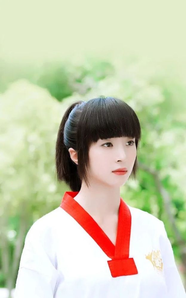到了第二季,《旋风少女》换了女主,"糖宝"安悦溪取代胡冰卿出演戚百草