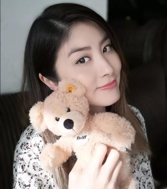 百亿天后陈慧琳被人称为女版古天乐48岁活成女王