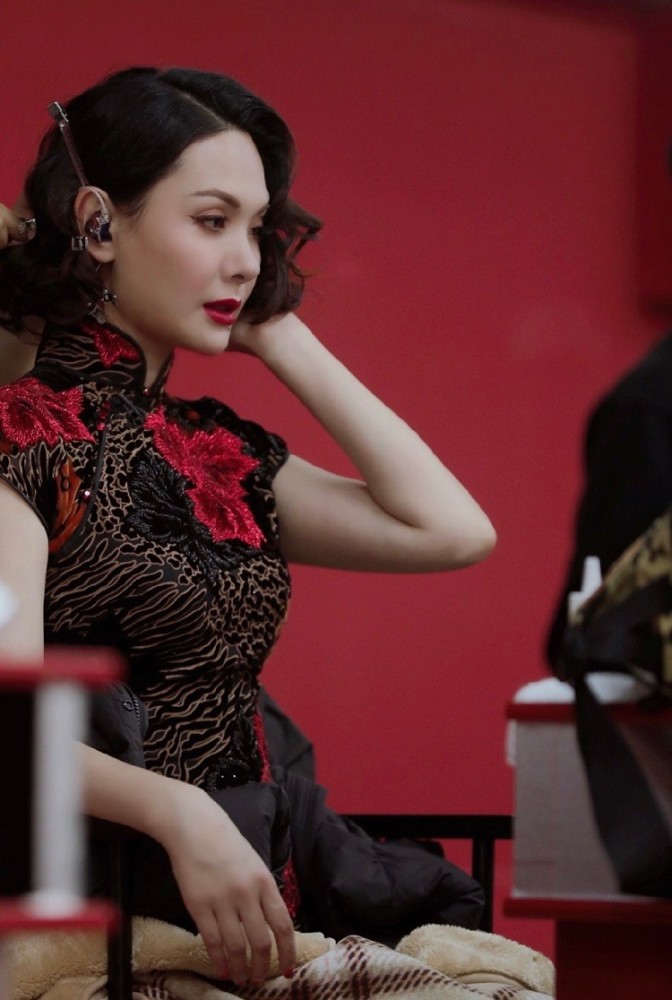 程莉莎穿旗袍跳舞,看到裙子开衩的高度,真不怕老公郭晓东生气?