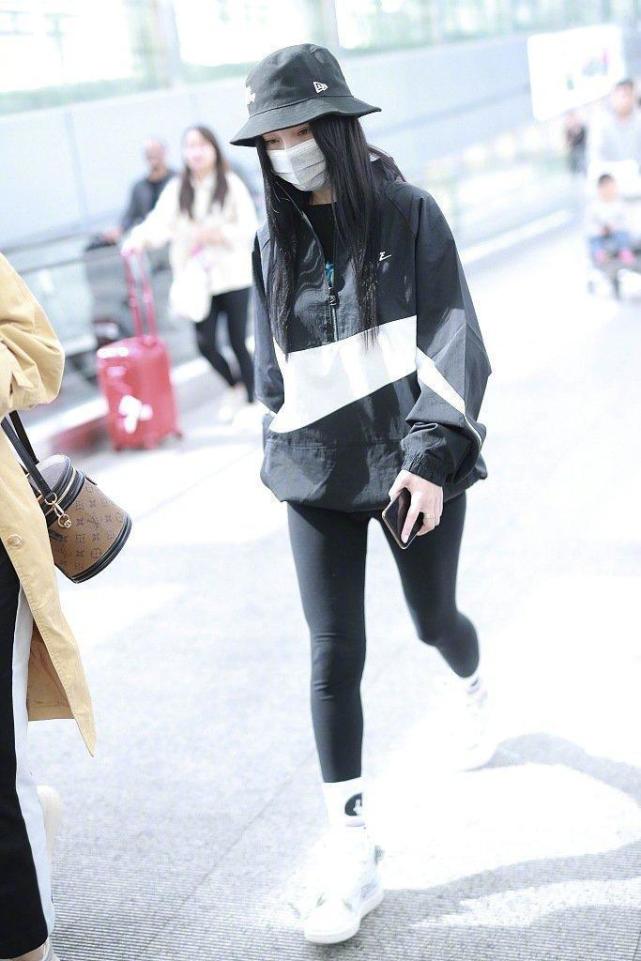 39岁李小璐少女感十足,穿黑色卫衣配一条紧身裤高挑纤瘦,显年轻