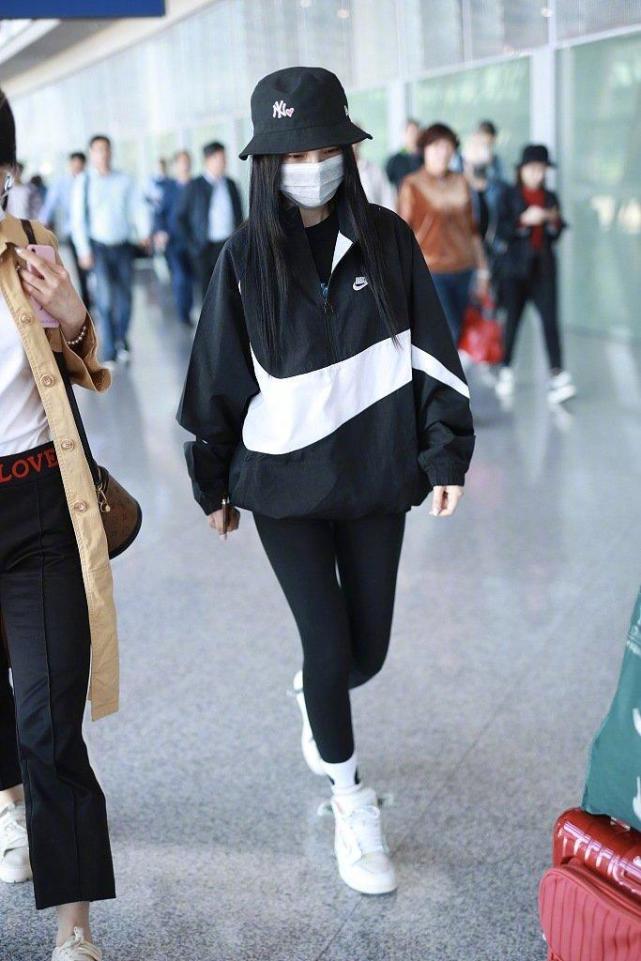 39岁李小璐少女感十足,穿黑色卫衣配一条紧身裤高挑纤瘦,显年轻