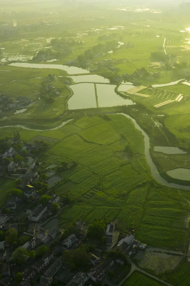 把地图放大一些,你会发现湖北的江汉平原,湖南的洞庭湖平原与周围群山
