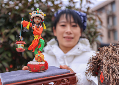 春节将至,1月22日,在荣成市石岛管理区港湾街道大鱼岛村文化广场上