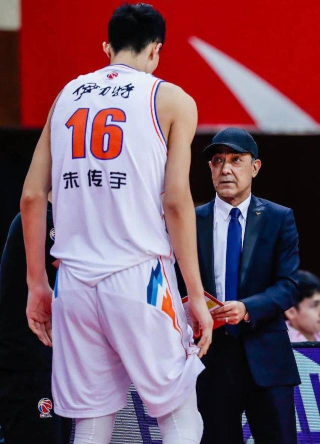 1998年出生的朱传宇,目前只有22岁,身高2米24,比姚明低了2公分,因为