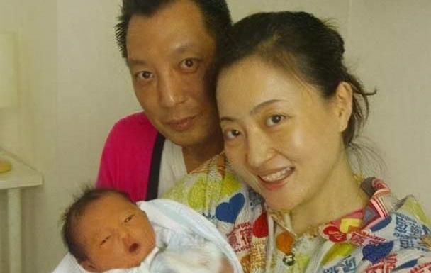 丈夫踏实顾家,儿子懂事活泼,如今的原华虽然渐渐淡出,但是生活依旧