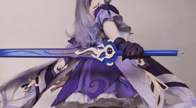 小姐姐模仿原神刻晴屁斜剑法,动作太撩,网友:你还差一个鼓风机_泛电竞