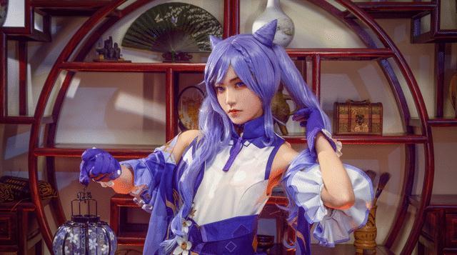 小姐姐模仿原神刻晴屁斜剑法,动作太撩,网友:你还差一个鼓风机