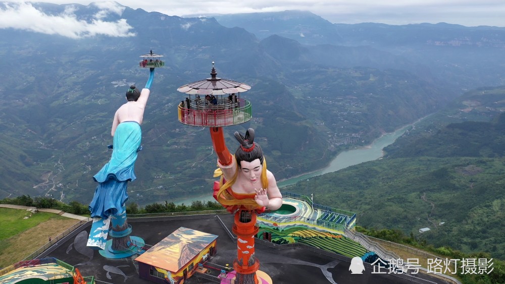 中国"十大丑陋建筑"之一,重庆网红"飞天之吻",究竟丑在哪?