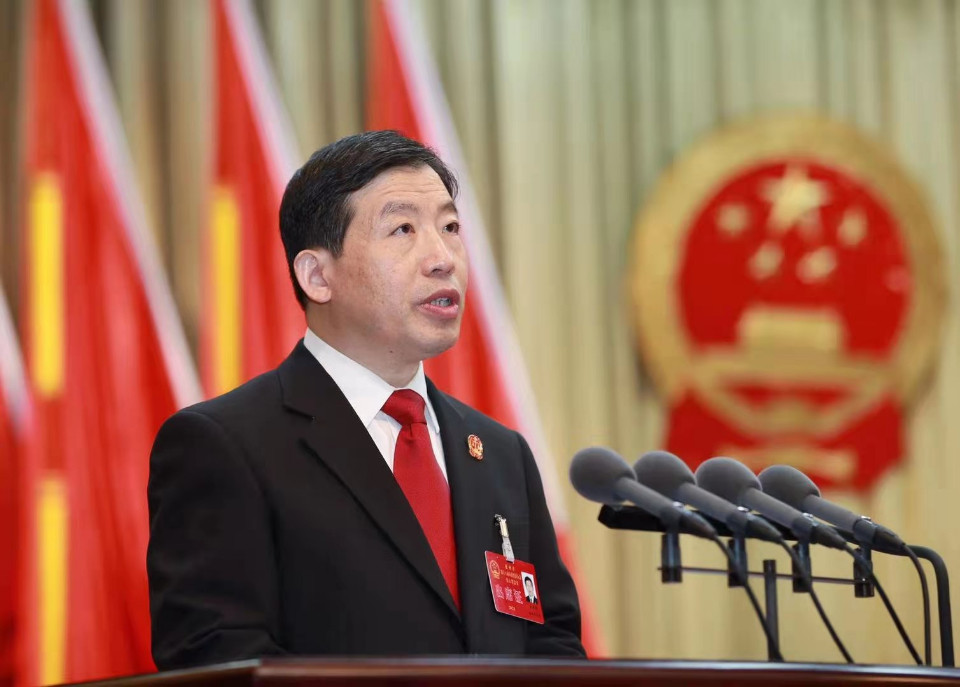 德州市中级人民法院院长孟祥刚代表市中级人民法院向大会报告工作.