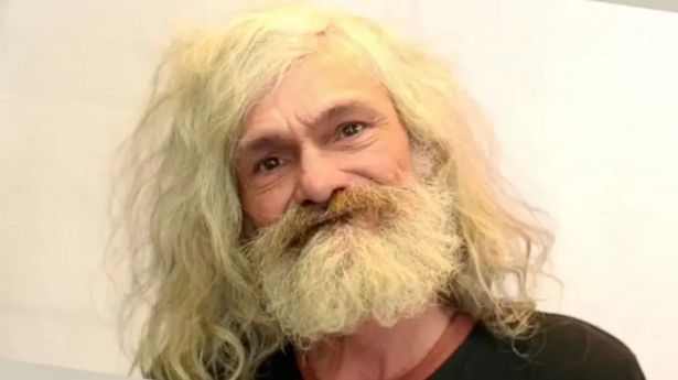 西班牙发型师给流浪汉理了个发,几小时后,邋遢大叔变"贝克汉姆"