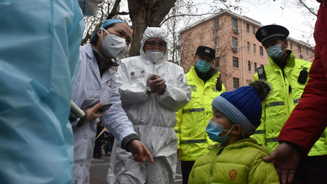 协助转运挨家挨户核查密接者上海宝山警方深入临江新村参与疫情防控